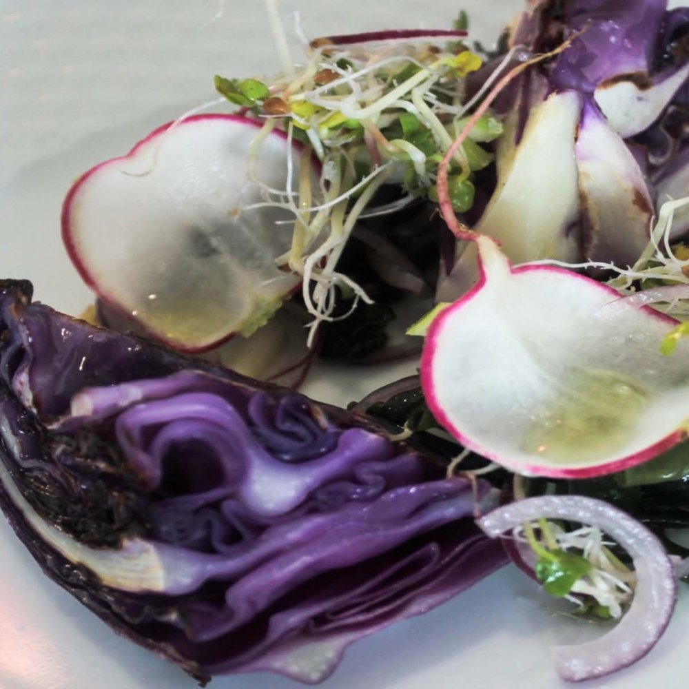 Col morada asada con germinados de rábano